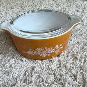 Vintage Pyrex Butterfly Gold 475-B Casserole Bowl with Lid 2.5 L